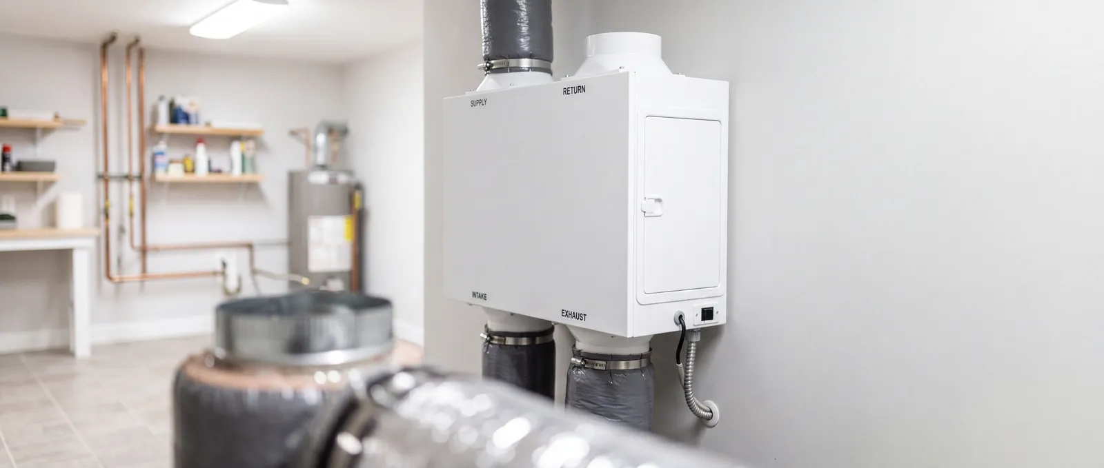 Ett FTX-aggregat installerat med kanaler i ett hus i Linköping